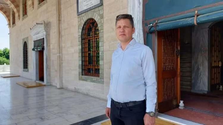 <p>Konya'da yaşayan Mehmet Yetkin (42), 4 yıl önce bir akaryakıt istasyonunda servis destek personeli olarak işe başladı. Temmuz 2021'de ise Cuma namazı için iş yerinin yakınındaki camiye gitti. Ancak tesis müdürü iş yerini izinsiz terk ettiği konusunda hakkında tutanak tuttu.</p>

<p> </p>
