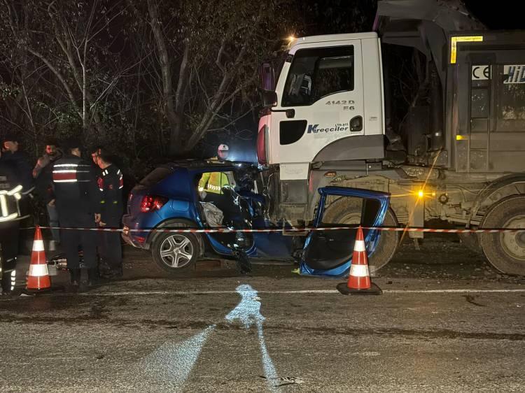 <p>İnkumu tatil beldesinden Bartın'a doğru giden Özgür Çomak (22) yönetimindeki 74 BC 310 plakalı otomobil, sürücüsünün direksiyon kontrolünü yitirmesi sonucu karşı yönden gelen Ümit K. yönetimindeki hafriyat kamyonu ile kafa kafaya çarpıştı. </p>
