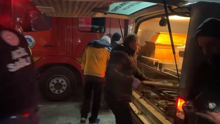 <p>Otomobil hurdaya dönerken, ihbar üzerine kaza yerine sağlık, polis, jandarma ve itfaiye ekipleri sevk edildi. </p>