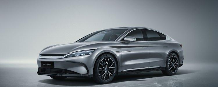 <p>Orta konsolda yer alan 15.6 inç elektrikli dönebilir multimedya ekran, 12.3 inç dijital gösterge ve ön cama yansıtmalı renkli bilgi ekranı (Head-up display) sayesinde sürüş keyfi ve bilgi erişimi üst düzeye taşınıyor.</p>
