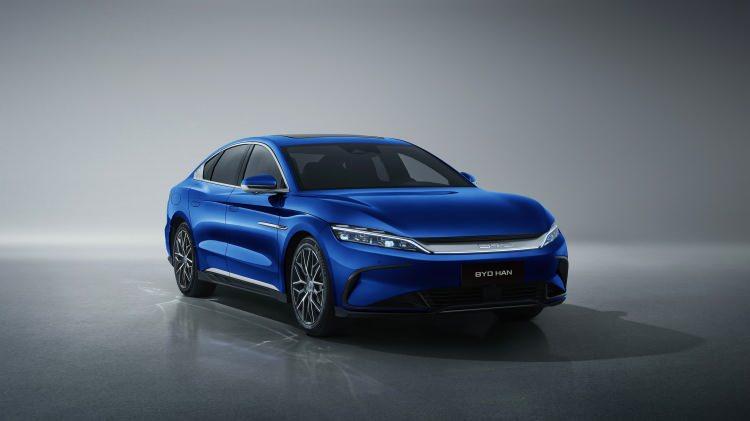 <p>İki elektrik motoruyla 380 kW (517 HP) güç ve dört tekerlekten çeker sürüş sunan BYD HAN, 0-100 km/s hızlanmasını 3.9 saniyede tamamlayarak 180 km/s hıza ulaşıyor.</p>
