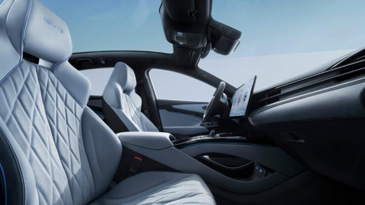 <p>2023 IF Tasarım Ödülü'ne sahip SEAL, BYD'nin 82.5 kWsa kapasiteli Blade Batarya ile donatıldı. Dört çeker sürüşe sahip BYD SEAL, tek şarjla 520 kilometre menzil sunuyor.</p>