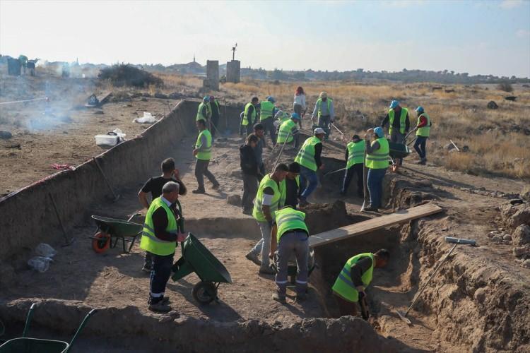 <p>Çalışmalar tamamlandığında Blaundos'un daha görünür bir yapıya kavuşacağını dile getiren Ceylan, bunun da şehrin turizm potansiyeline olumlu etkisinin olacağını sözlerine ekledi.</p>
