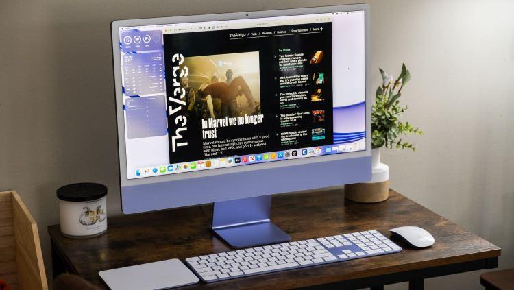 <p><span style="color:#B22222"><strong>5) M3 IMAC</strong></span></p>
<p> </p>
<p>Listedeki bir diğer model ise M3 işlemcili iMac. iMac de geçen ay yenilenerek M3'ten M4'e geçti, ek Thunderbolt bağlantı desteği eklendi ve MacBook Pro ile aynı Center Stage özelliğini kazandı. </p>