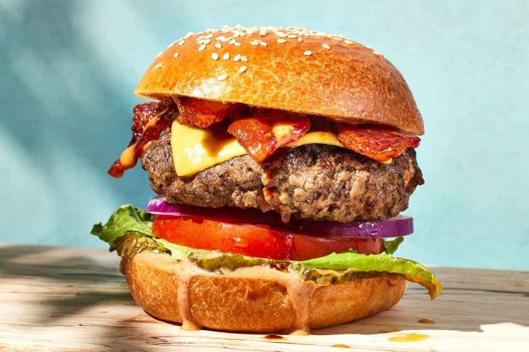 <p><span style="color:#B22222"><strong>Hamburgerde at ve eşek eti</strong></span></p>
