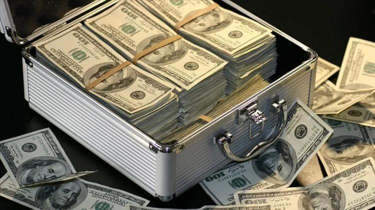 <p>Milyarderler listesinin zirvesinde yer alan 18 kişinin serveti 50 milyar doların üzerinde. 2023'te toplam kadın milyarder sayısı 431 oldu. Milyarderler arasında yüzde 13'lük bir oranla giderek artan bir paya sahip olsalar da, kadınlar hâlâ azınlıkta kalmaya devam ediyor.</p>