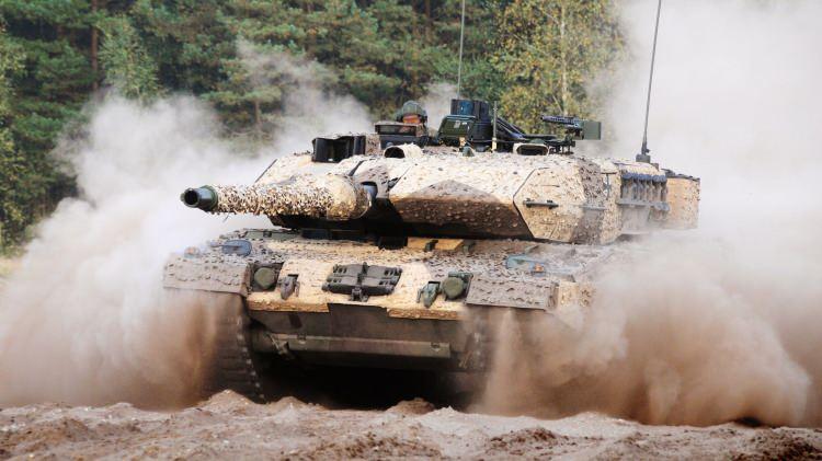<p><strong>ÖZELLİKLERİ</strong></p>
<p> </p>
<p>Paletli devi iten, en yüksek performansı sağlamak için sıvı soğutmalı 1.500 beygir gücünde bir MTU V12 çift turbolu motordur. Bu, büyük tankın düz arazide 42 mil hıza ulaşmasını ve en az 170 mil çalışma menzili sağlamasını sağlar.</p>