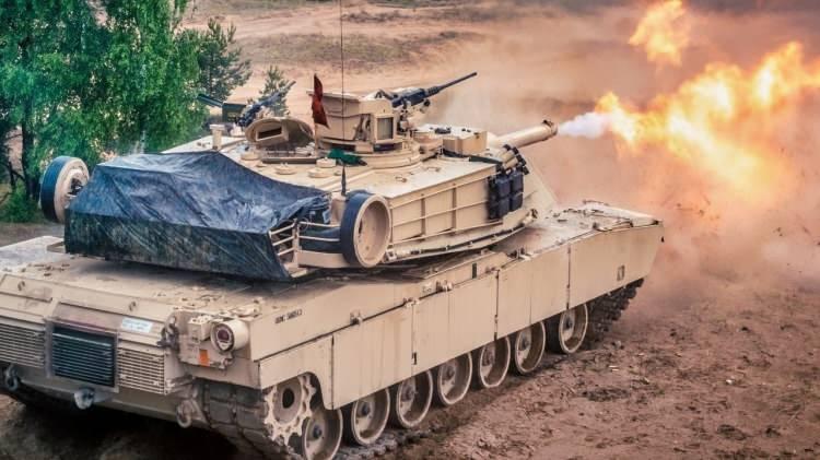 <p><strong>ÖZELLİKLERİ</strong></p>
<p> </p>
<p>Tankı hareket ettirmekten, tam spesifikasyona bağlı olarak 60 ila 70 ton arasında bir ağırlığa sahip olabilen bir Honeywell AGT1500 çok yakıtlı türbin motoru sorumludur. 1.500 beygir gücüne kadar üretebilen bu motor, M1 Abrams'ın düz yüzeylerde 42 mil/saat azami hızda seyahat etmesini sağlarken, engebeli arazide daha yavaş hareket eder.</p>