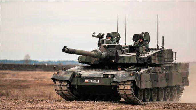 <p><strong>ÖZELLİKLERİ</strong></p>
<p> </p>
<p>1.500 beygir gücüne kadar güç üretebilen bir Tognum MT 833 dizel motor 60 tonluk tanka güç sağlamaktadır. Hidropnömatik süspansiyonla birlikte, yolda 43 mil/saat azami hıza ulaşabilir ve engebeli arazide 30 mil/saatin üzerinde hareket edebilir.</p>