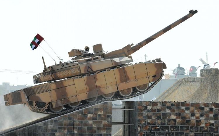 <p><strong>ÖZELLİKLERİ</strong></p>
<p> </p>
<p>Tasarımcılar AMX-56'nın mümkün olduğunca düşman ateşinden kaçınmasını, daha az savunma kabiliyetine karşılık yüksek hareketlilik ve güç felsefesini kullanmasını amaçlamışlardır. Diğer birçok modern ana muharebe tankından daha hafif zırha sahip olan Fransız aracı çeviktir ve yolda saatte 45 mil hızla ilerleyebilir. Hız tankın kaçmasına izin vermediğinde, Nexter Systems'in aktif koruma sistemi düşman ateşinin tanka ulaşmasını önlemeye yardımcı olabilir.</p>