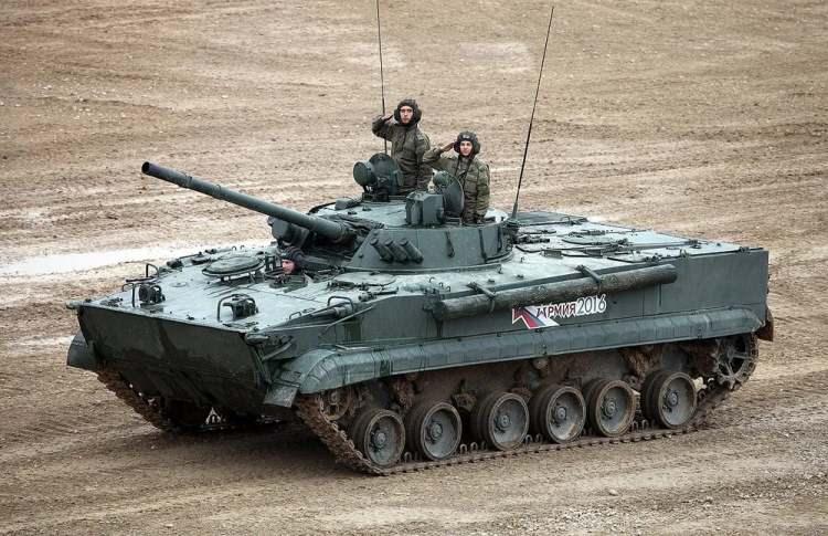 <p><strong>ÖZELLİKLERİ</strong></p>

<p> </p>

<p>Çok yönlülüğü ve hareket kabiliyeti nedeniyle hala yüksek talep gören BMP-3, yedi adede kadar asker taşıyabilir, üç kişilik bir mürettebat tarafından kullanılabilir ve 20 tondan daha hafiftir. <strong>Gücünü 500 beygir gücünde UTD-29M dizelden alan BMP-3, maksimum 45 mil/saat hız yapabiliyor, ancak bu hız yol dışındayken önemli ölçüde düşüyor. Ayrıca BMP-3, araç suya batırıldığında ona güç veren su jetleri sayesinde suda saatte 6,2 mil hızla ilerleyebilmektedir.</strong></p>
