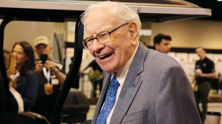 <p><span style="color:#B22222"><strong>HİSSEDAR MEKTUBUNDA HAYAT DERSLERİ DE VAR</strong></span></p>
<p> </p>
<p>Buffett'ın hissedarlar için yazdığı mektup, finansal konuların ötesinde bazı önemli hayat dersleri de içeriyor. Buffett, miras bırakanlara, vasiyetlerini çocuklarıyla erken bir aşamada konuşmalarını ve onların geri bildirimlerini dikkate almalarını öneriyor.</p>
<p> </p>
<p><strong>Bir kişinin vasiyetini hazırladıktan sonra, çocuklarının bu kararlara, miras bırakan artık hayatta olmadığında itiraz etmelerinin önüne geçilmesi gerektiğini vurguladı.</strong></p>