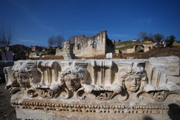 <p><strong>Geçmiş dönemlerdeki depremler ve restorasyonlarla yıkıma ve değişime uğradığı tespit edilen antik kentteki kazı çalışmalarında bugüne kadar Medusa heykel başı, Büyük İskender'e ait heykel başı, Apollon heykeli, aslanlı mozaik, antik tiyatronun sahne binasını yaptıran M. Iulius Proklos'a ait olduğu değerlendirilen portre büstü ve Bizans dönemine ait olduğu tahmin edilen su depolama havuzu kültür varlıkları envanterine kazandırıldı.</strong></p>