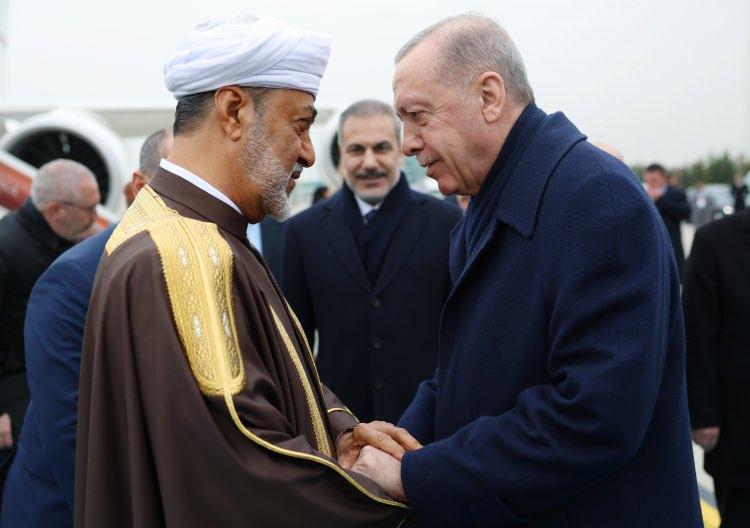 <p><span style="color:rgb(67, 67, 67)">Cumhurbaşkanı Recep Tayyip Erdoğan, Umman Sultanı Heysem bin Tarık'ı Esenboğa Havalimanı'nda karşıladı.</span></p>
