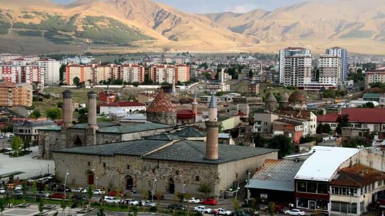 <p><span style="color:#B22222"><strong>ERZURUM</strong></span></p>

<p>Kadınlarda ortalama yaşam süresi: 79,8</p>

<p>Erkeklerde ortalama yaşam süresi: 75,4</p>

<p>Ortalama: 77,6</p>
