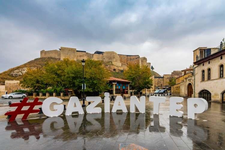 <p><span style="color:#B22222"><strong>GAZİANTEP</strong></span></p>
<p>Kadınlarda ortalama yaşam süresi: 79,0</p>
<p>Erkeklerde ortalama yaşam süresi: 73,8</p>
<p>Ortalama: 78,5</p>