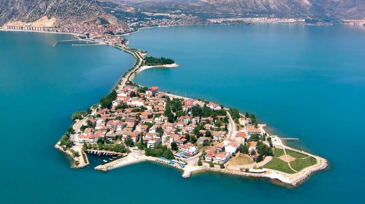 <p><span style="color:#B22222"><strong>ISPARTA</strong></span></p>
<p>Kadınlarda ortalama yaşam süresi: 81,5</p>
<p>Erkeklerde ortalama yaşam süresi: 75,4</p>
<p>Ortalama: 78,7</p>