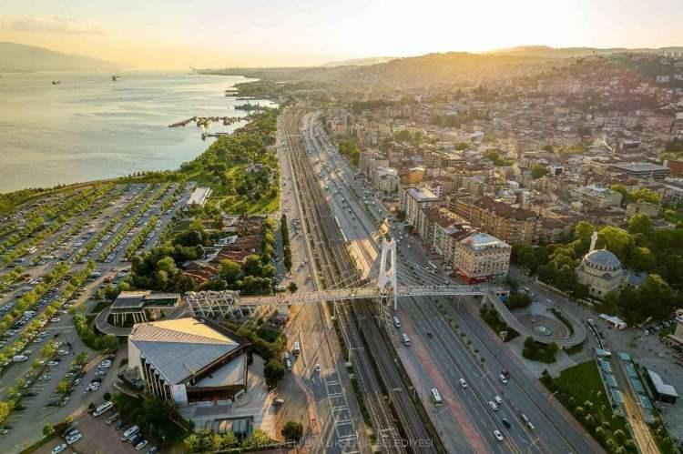 <p><span style="color:#B22222"><strong>KOCAELİ</strong></span></p>
<p>Kadınlarda ortalama yaşam süresi: 81,1</p>
<p>Erkeklerde ortalama yaşam süresi: 75,8</p>
<p>Ortalama: 78,4</p>