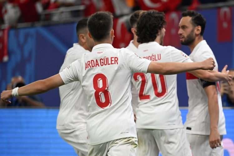 <p>***FIFA tarafından açıklanan dünya sıralamasına göre Türkiye, 10,91 puan kaybederek 1537,24 puan ile 27. basamaktan 28'e geriledi.</p>