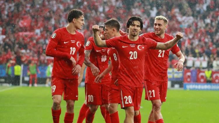 <p>A Milli Futbol Takımı, FIFA dünya sıralamasında iki basamak gerileyerek yerini kaybetti.</p>