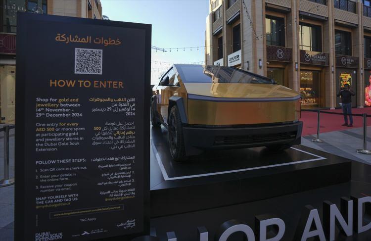 <p>Alışveriş karşılığı çekilişle yıl başında sahibini bulacak arabayı yakından inceleyen turistler, aracın önünce fotoğraf çektiriyor.</p>
