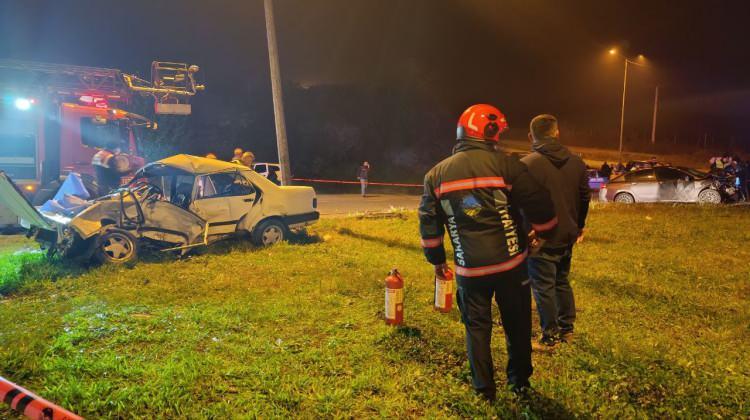 <p>İtfaiye ekiplerince sıkıştıkları otomobilden çıkarılan Ali ve eşi Zeynep Küntaş'ın hayatını kaybettiği belirlendi.</p>

<p> </p>
