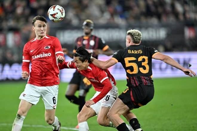 <p>UEFA Avrupa Ligi'nde Fenerbahçe'yi mağlup eden AZ Alkmaar, Galatasaray ile ise berabere kaldı.</p>