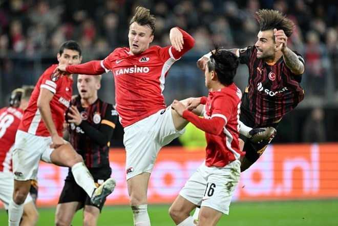 <p>Karşılaşma Hollanda basınında geniş yer tutarken gazeteciler de Fenerbahçe ve Galatasaray'ın oyunlarını kıyasladı.</p>