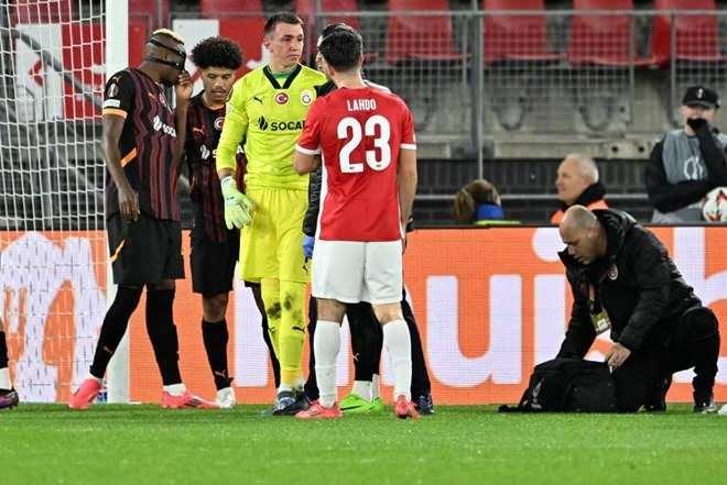 <p>"AZ, Türkiye'nin ulusal şampiyonu Galatasaray'a karşı berabere kaldı ancak aynı zamanda bu maçı ağızda kötü bir tat olarak da hatırlayacak. AZ oyuncuları, büyük isimlere sahip kaliteli rakibe karşı daha fazlasının elde edilebileceğini fark etti. İlk yarıda dev fırsatlar değerlendirilemedi. Son aşamada Alkmaar büyük bir baskı altındaydı."</p>