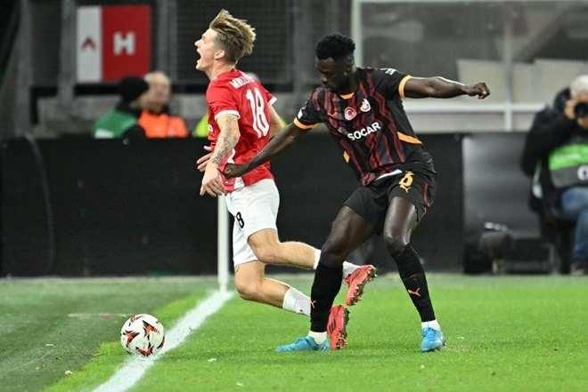 <p>"AZ, Avrupa Ligi'nin güçlü takımlarından Galatasaray ile 1-1 berabere kaldı. Alkmaar kendi stadında erkenden öne geçti ve zaman zaman eğlenceli bir oyun sergiledi ancak Galatasaray'ın şansı göz önüne alındığında beraberlik konusunda şanssız olmadılar."</p>