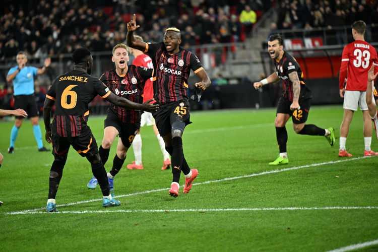 <p>"Büyük Türk futbolu, nispeten mütevazı AZ tarafından yalnızca birkaç hafta içinde yerine oturtuldu. Evet. F.Bahçe'yi 3-1 yendik, Galatasaray'la berabere kaldık. AZ bununla gurur duyabilir. Bir buçuk dakikadan kısa bir sürede gelen yıldırım hızındaki golün yanı sıra Alkmaar'ın tutku silahları ve son hızı, Galatasaray'ı büyük sorunlarla karşı karşıya bıraktı."</p>