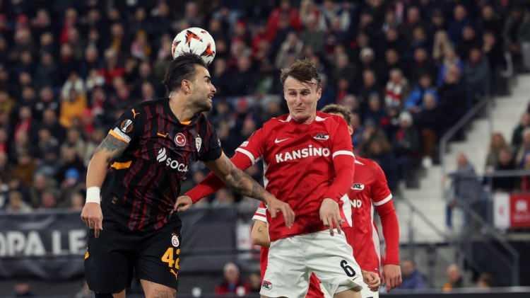 <p><strong>VEOTBAL PRIMEUR:<br />
<br />
AZ, Galatasaray'a karşı bir puana kadar savaştı"</strong></p>