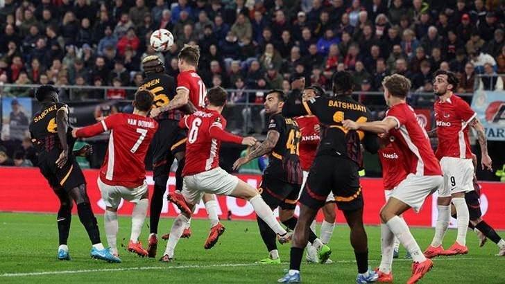 <p><strong>DE TELEGRAAF:<br />
<br />
"AZ, Türk öfkesine direndi ve en iyi Türk takımı Galatasaray'ı aynı seviyede tuttu"</strong></p>