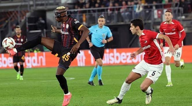 <p><strong>"Galatasaray, Fenerbahçe'den daha fazla risk alıyor. 3 kişi arkada kalıyorlar."</strong></p>