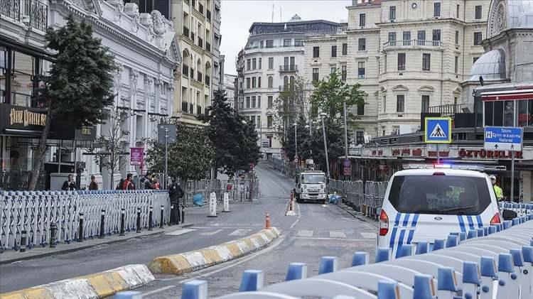 <p>İstanbul Valiliği, 25 ve 26 Kasım tarihlerinde Beyoğlu'nda gerçekleştirilecek etkinliklerin yasaklandığını bildirdi.</p>

