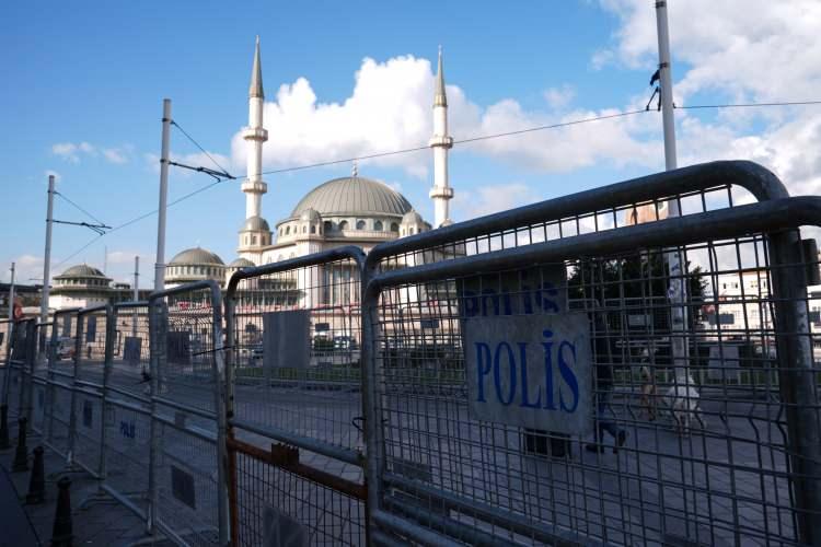 <p>Açıklamada, bazı sosyal medya platformlarında paylaşılan, 25 Kasım Kadına Yönelik Şiddete Karşı Mücadele günü kapsamında düzenlenmek istenilen etkinlikle ilgili, Beyoğlu İstiklal Caddesi ve çevresinde toplanma çağrıları yapıldığının tespit edildiği vurgulandı.</p>
<p> </p>
