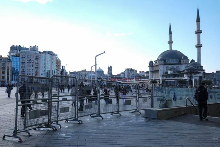 <p>Yapılmak istenilen etkinlikle ilgili gerekli izin müracaatında bulunulmadığının belirlendiği aktarılan açıklamada, "Beyoğlu ilçesi Taksim Meydan, İstiklal Caddesi ve çevresi, tarihi ve turistik mekanlar, ibadethaneler, yabancı konsolosluk ve temsilciliklerin yerleşkelerinin bulunması ve yerli-yabancı yoğun ziyaret alanı olduğundan, kamu düzeni ve genel asayişin sağlanması, müessir olayların önceden önüne geçilmesi amacıyla toplantı ve gösteri yürüyüşü yapılabilecek güzergahlar arasında yer almamaktadır." ifadelerine yer verildi.</p>
<p> </p>