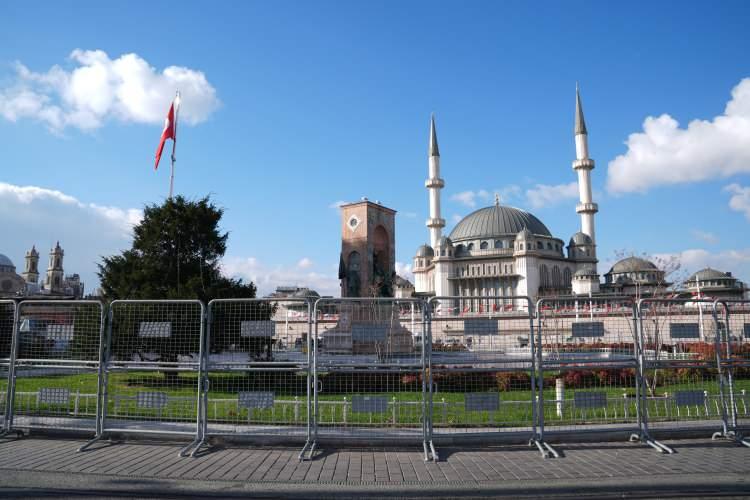 <p>Valiliğin, 25 Kasım Kadına Yönelik Şiddete Karşı Mücadele Günü nedeniyle alınan güvenlik tedbirleri kapsamında Taksim Meydanına bariyerler yerleştirildi.</p>