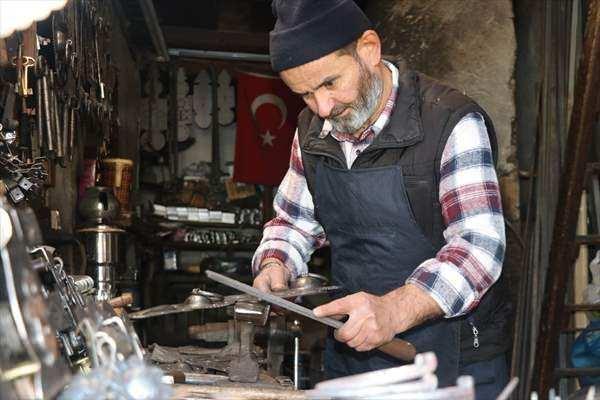 <p>Özdemir, ödül almanın kendisine ayrı bir sorumluluk yüklediğini dile getirerek, "Şimdi işimize daha iyi sarılmamız gerektiğini ve bu sorumluluğu da en güzel şekilde yapmamız gerektiğini anladık.</p>
