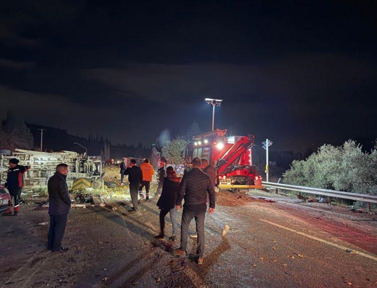 <p>İhbar üzerine kaza yerine çok sayıda sağlık, jandarma ve itfaiye ekibi sevk edildi. </p>
