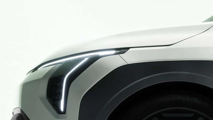 <p>Giriş seviye Elegance paketinde Şerit takip asistanı (LFA), Şeritte kalma asistanı (LKA), Akıllı hız limiti asistanı (ISLA) ve Ön çarpışma engelleme asistanı (FCA-1.5) (Kavşak dönüş desteği) gibi özellikler yer alıyor.</p>