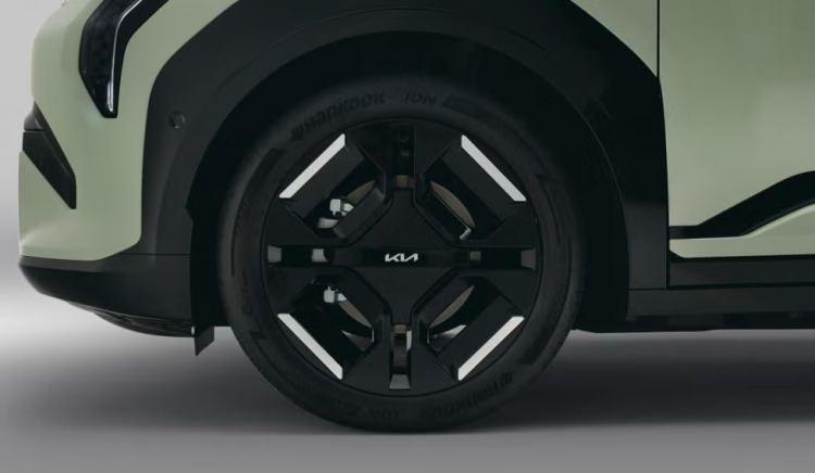 <p>Kia EV3'ün en hafif konfigürasyonda boş ağırlığı 1725 kg, en ağır konfigürasyonda ise 1930 kg olarak karşımıza çıkıyor.</p>