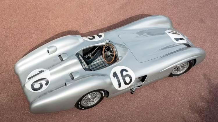 <p>1951, 1954, 1955, 1956 ve 1957'de dünya şampiyonluğu kazanan Fangio, '55 Buenos Aires Grand Prix'sinde 00009/54 şasi numarasıyla zafere ulaştı.</p>
