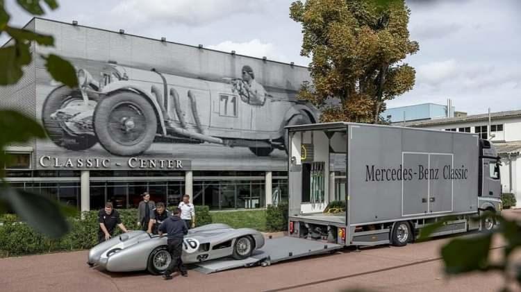 <p>Klasik Mercedes F1 şampiyonluğunu kazanan sadece dört adet üretilen araçtan biri. Efsanelerin kullandığı 1950'lerden kalma benzersiz yarış arabası Mercedes, açık artırmada satılan en pahalı araçlardan biri olmaya hazırlanıyor.</p>
