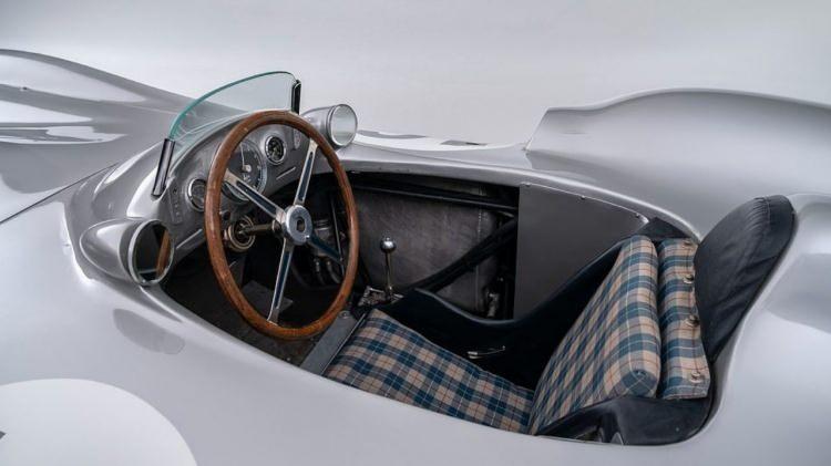 <p>Moss daha sonra aynı sezonun ilerleyen zamanlarında Monza'da düzenlenen İtalya Grand Prix'sinde bu Mercedes ile ikinci sıraya yerleşti ve yarışın en hızlı turunu attı; bir başka Streamliner'daki Fangio'nun ardından yarışı ikinci sırada tamamladı.</p>