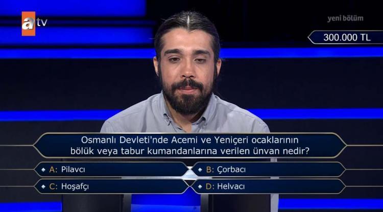 <p><span style="color:#000000"><strong>300 bin TL değerindeki soruya ulaşmayı başaran yarışmacının karşısına "Osmanlı Devleti'nde Acemi ve Yeniçeri ocaklarının bölük veya tabur kumandalarına verilen ünvan nedir?" sorusu çıktı.</strong></span></p>