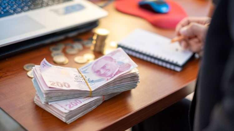<p>Bu kapsamda noter satış işlemi tamamlanır tamamlanmaz trafik sigortasının yapılması zorunlu olacak. Sigortanın bir gün bile ertelenmesi durumunda poliçeye yüzde 5 zam uygulanacak. </p>
<p>Mevcut sistemde araç sahiplerine tanınan 15 günlük trafik sigortası yaptırma süresi ise tamamen kaldırılıyor.</p>