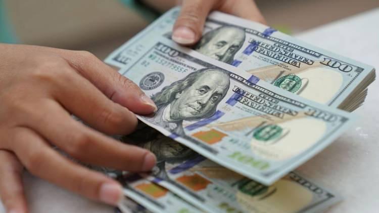 <p>Yazılımları güncel olmayan ATM'ler ve para sayma makineleri de sahte dolarları ayırt edemiyor. Bu sebeple Türkiye genelinde 50 ve 100 dolarlık banknotların alımı durduruldu.</p>