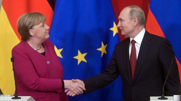 <p>Putin, Merkel'den özür dileyerek 2007 yılında yaptıkları toplantıya köpeğini getirirken kendisini kasıtlı olarak korkutmak istemediğini ifade etti. </p>