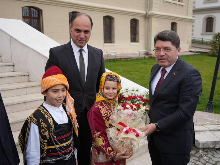 <p>Bakan Tunç, CHP lideri Özgür Özel'i eleştirerek, "Sonunuz CHP'nin eski genel başkanı gibi olur diyoruz ama anlamak istemiyorlar” dedi.</p>

<p>​</p>
